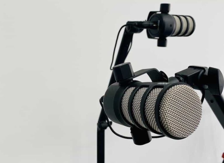 Podcaststudio im Incubator. Zwei schwarze Mikrofone.